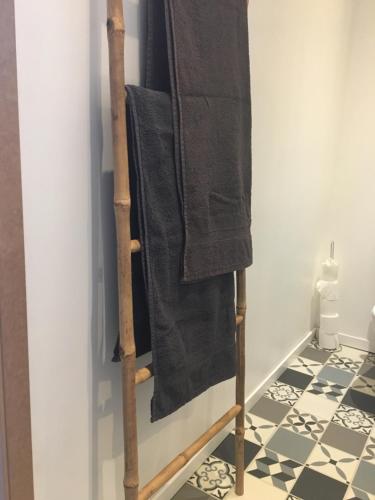 un porte-serviettes dans une salle de bain avec des serviettes noires dans l'établissement Lovely Studio, à Bourges