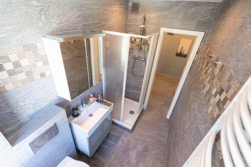 - une vue de tête sur une salle de bains pourvue d'un lavabo et d'une douche dans l'établissement Bremerhavener Suite 2, à Bremerhaven