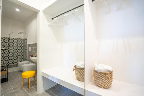 łazienka z żółtym stołkiem i żółtym krzesłem w obiekcie Borgo dei Saraceni - Flower Home w Agropoli