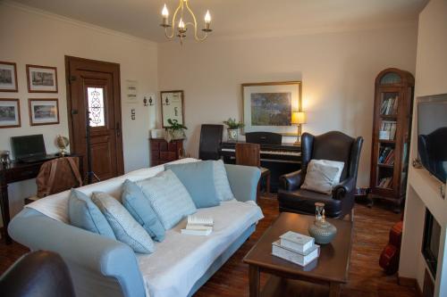 TV a/nebo společenská místnost v ubytování Lorantina Luxury Sea View Holiday House close to Barbati & Ipsos Beach with Starlink WiFi