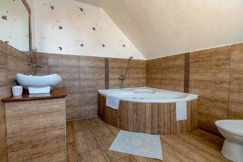 La salle de bains est pourvue d'une baignoire et d'un lavabo. dans l'établissement Casa Adalmo, à Sighişoara