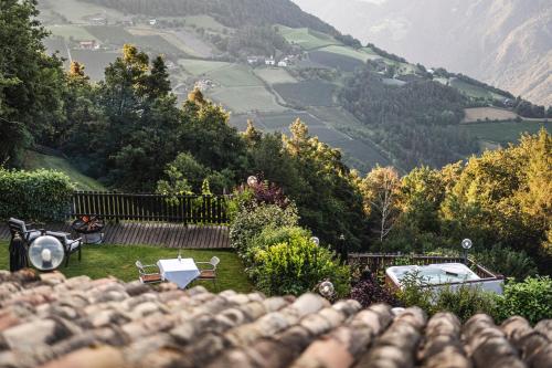a roof of a house with a view of a mountain at Chalet Grumer Suites&Spa in Soprabolzano