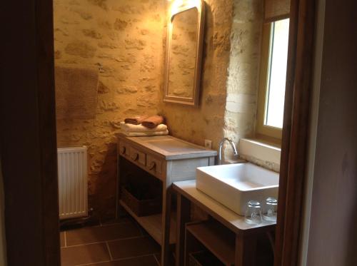 a small bathroom with a sink and a sink at Sarlat Côté Jardin in Sarlat-la-Canéda