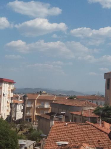 vista sui tetti di edifici di una città di L'appartamento delle vacanze a Venturina Terme