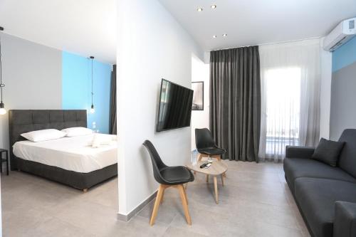 une chambre d'hôtel avec un lit et un canapé dans l'établissement Downtown Seaside Suites, à Thessalonique