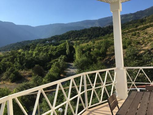 Vista general de una montaña o vista desde the country house 