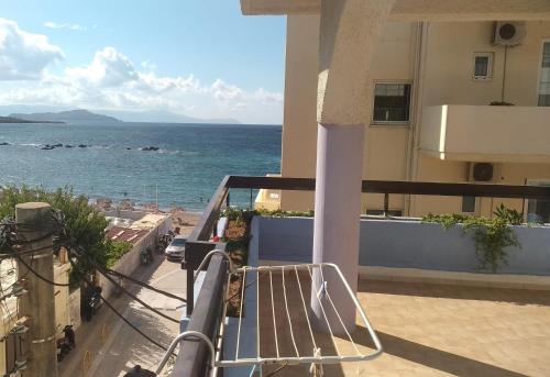 einen Balkon mit Meerblick in der Unterkunft Posidonio Hotel in Chania