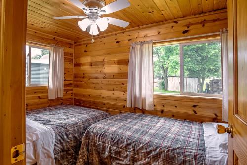 Giường trong phòng chung tại Big River Escape Riverside Cabins