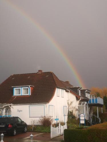 a rainbow over a house with at Ferienwohnungen und Ferienhaus im Nixenweg in Hohwacht