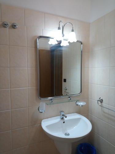 a bathroom with a sink and a mirror at casapaceebene in San Giovanni Rotondo