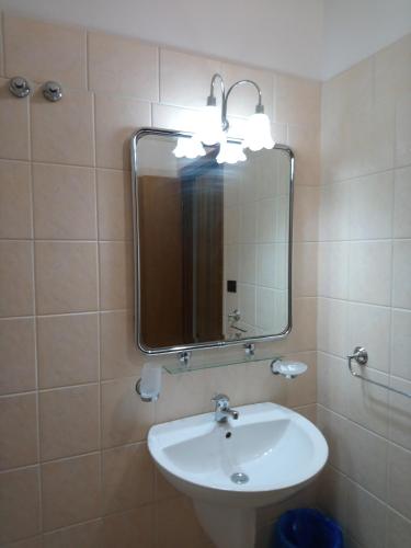 bagno con lavandino e specchio di casapaceebene a San Giovanni Rotondo