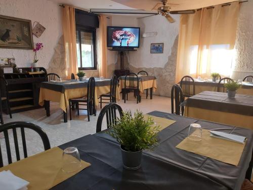 A television and/or entertainment centre at Albergo Ristorante Bar Pizzeria La Lanterna