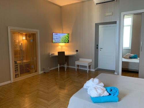 a living room with a white couch and a desk at Grand Hotel & des Anglais Spa in Sanremo