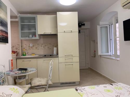 Kuchyň nebo kuchyňský kout v ubytování Apartment Ela