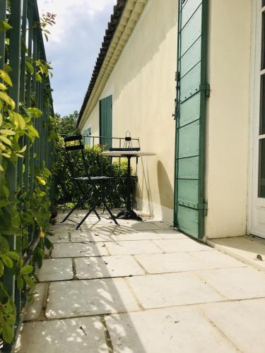 Ein Balkon oder eine Terrasse in der Unterkunft Suite privee Tavel - Le Mas de l Acacia