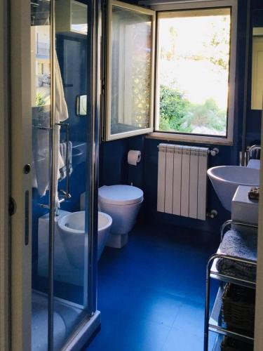 a bathroom with a toilet and a sink at Madreperla - Gaeta in Gaeta
