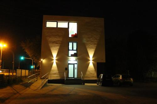 ein Gebäude in der Nacht mit einem Auto vor der Tür in der Unterkunft Lovely Studio Cologne West - Neues Momomotel in Köln