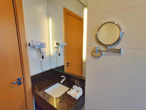 Mogano Express Hotel - PET FRIENDLY- ELETROPOSTO tesisinde bir banyo