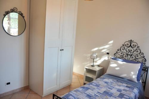 1 dormitorio con cama y espejo en B&B Sarita's Rooms, en Certosa di Pavia