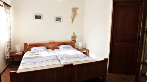 une chambre avec un lit avec deux oreillers dessus dans l'établissement Domaine Saint-Jaume gîte Cinsault, à Barjols