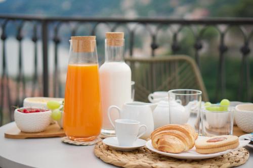 uma mesa com pão e garrafas de leite e sumo de laranja em Calamarina B&B em Vietri