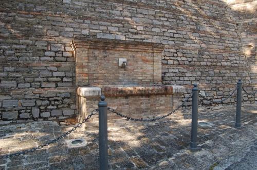 a brick wall with a chain attached to it at Palazzo Bonfranceschi in Belforte del Chienti