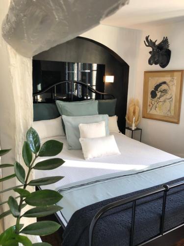 Quai 17 Maison d'hôtes في ستراسبورغ: غرفة نوم مع سرير كبير مع اللوح الأمامي الأسود