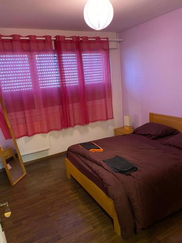 Tempat tidur dalam kamar di Appartemment 2 EuroAirport Basel-Mulhouse-Freiburg