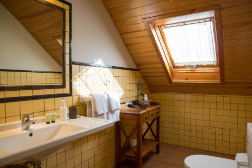 ein Bad mit einem Waschbecken und einem Spiegel in der Unterkunft Casa rural Lucuj in Jaurrieta