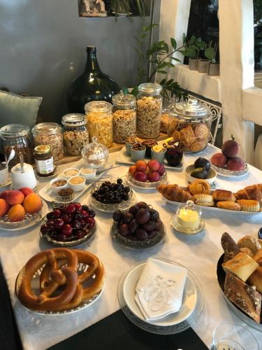 uma mesa com muitos tipos diferentes de alimentos sobre ele em Quai 17 Maison d'hôtes em Estrasburgo
