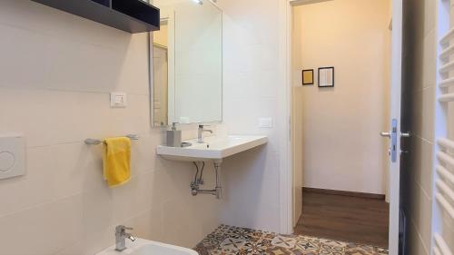 Elegant Yellow Apartment In San Gallo Firenze