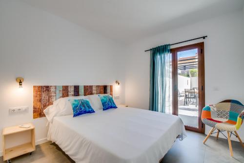 Ένα ή περισσότερα κρεβάτια σε δωμάτιο στο Cala Morlanda 1
