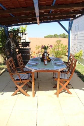 einen Tisch und zwei Stühle unter einer Pergola in der Unterkunft Cathares Holidays in Carcassonne