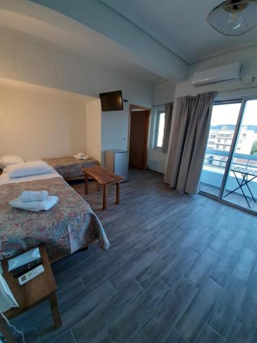 Habitación de hotel con cama y ventana grande en Central Mark Loft, en Volos