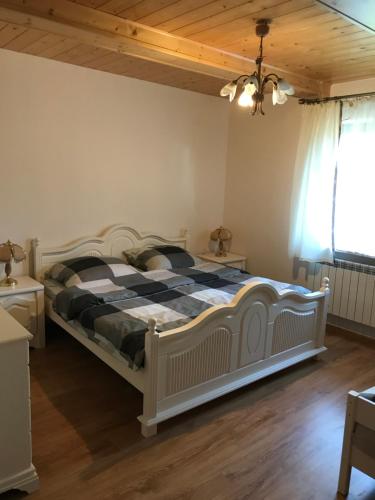 een slaapkamer met een groot bed in een kamer bij Chatka pod Dębami in Brzeźnica