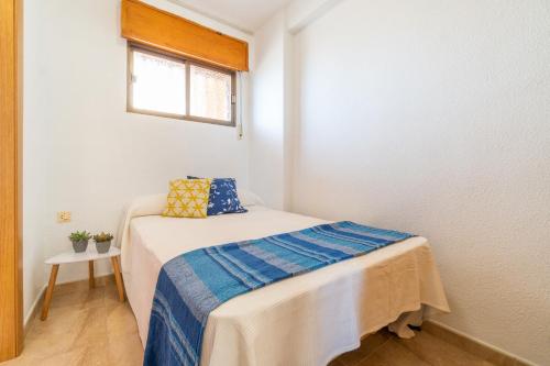 - une petite chambre avec un lit dans l'établissement Cabo Cervera, à Torrevieja