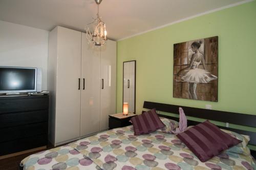 um quarto com uma cama e um quadro na parede em Beautiful View Apt 2 em Opatija