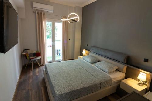 um quarto com uma cama com duas almofadas em Double Romantic Suite em Atenas