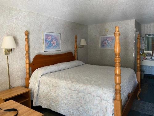 Een bed of bedden in een kamer bij Riverfront Lodge