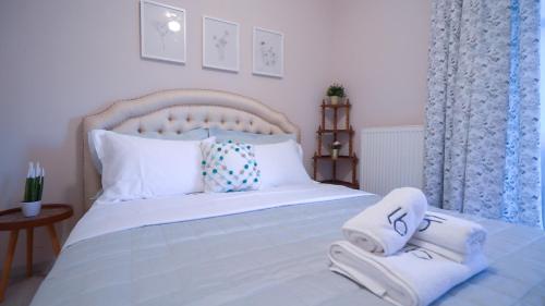 ein Schlafzimmer mit einem Bett mit Handtüchern darauf in der Unterkunft ThirtyFive Apartment in Aridea