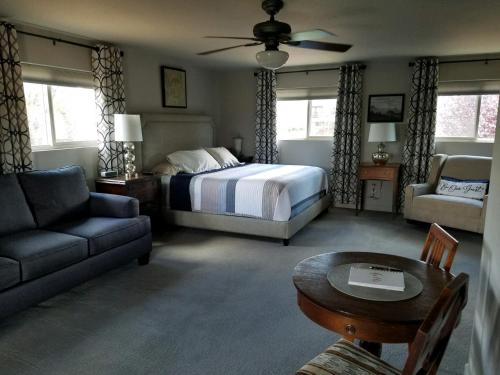 Ronnie's Resort في بايسون: غرفة نوم بسرير واريكة وطاولة