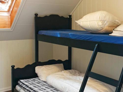 Katil dua tingkat atau katil-katil dua tingkat dalam bilik di Holiday home Svelgen