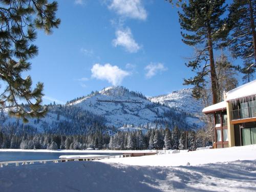 Kış mevsiminde Donner Lake Village