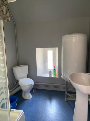 a bathroom with a toilet and a sink at Studio à Vierville-sur- mer(plage du Débarquement) in Vierville-sur-Mer