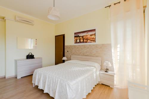 Un dormitorio blanco con una cama blanca y una ventana en Le Rondini Apartment, 5 persone, 2 balconi, Policlinico Tor Vergata e Casilino en Roma