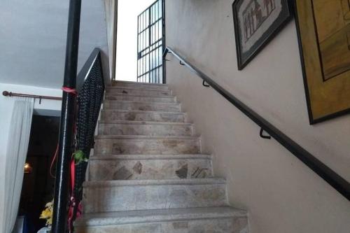uma escada numa casa com uma escada em Acogedora habitación en excelente ubicación em Mazatlán