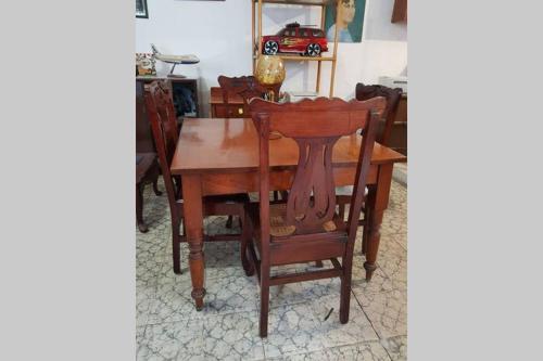 mesa de comedor y sillas con mesa de madera en Acogedora habitación en excelente ubicación, en Mazatlán