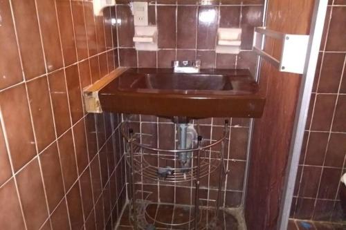a bathroom with a sink in a tiled wall at Acogedora habitación en excelente ubicación in Mazatlán