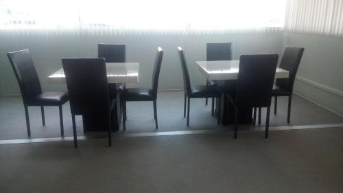 jadalnia ze stołem i krzesłami w obiekcie BONITTO INN® Monterrey Norte w mieście Monterrey