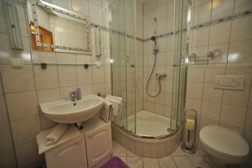 a bathroom with a sink and a shower and a toilet at Weingut - Ferienhaus Sonja Rohrbacher in Gamlitz